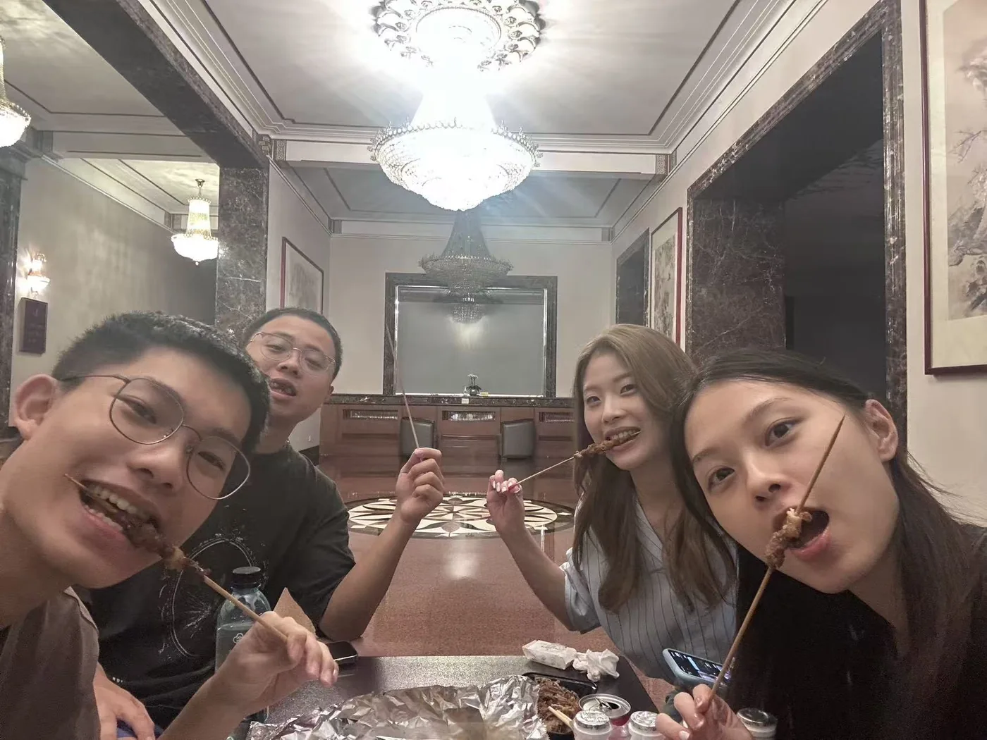 下班後吃烤串的實習生
